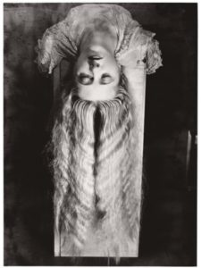 Femme aux cheveux longs de Man Ray