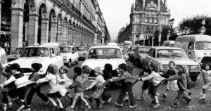 Les tabliers de la rue de Rivoli, Paris (1978), photo de Robert Doisneau