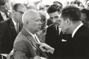 Nixon et Kroutchev par Elliott Erwitt