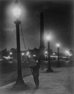 Paris, l’allumeur de révère par Brassaï