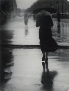 Passants dans la pluie de Brassaï