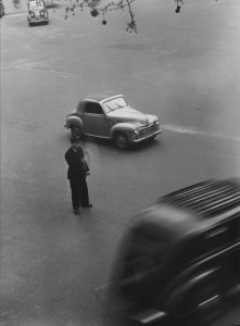 Place de la Madeleine par Robert Doisneau