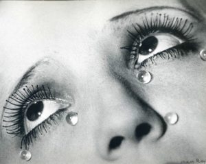 Larmes de verre par Man Ray
