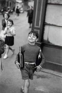 Petit parisien, rue Mouffetard per Henri Cartier-Bresson