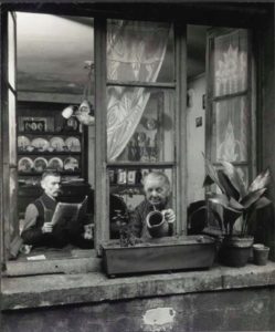 Concierges rue du Deagon, Paris de Robert Doisneau