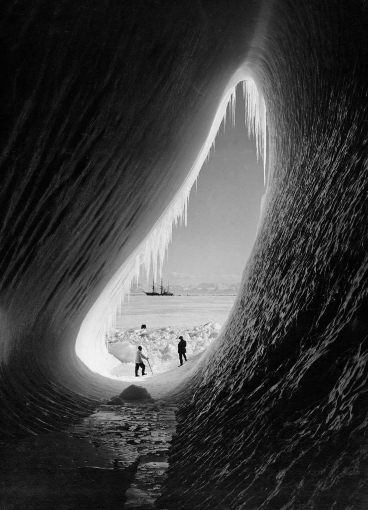 Grotte dans un iceberg, photographiée lors de l'expédition antarctique britannique par Herbert Ponting.