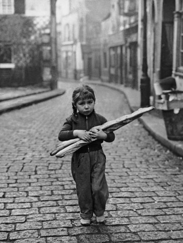 Petite fille à Paris en 1948