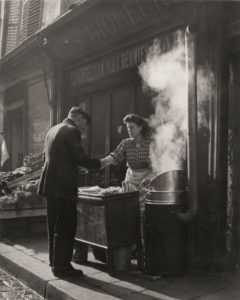 Marchande de frites à Paris de Sabine Weiss