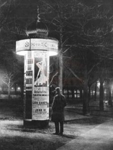 Colonne Morris, Paris par Brassaï