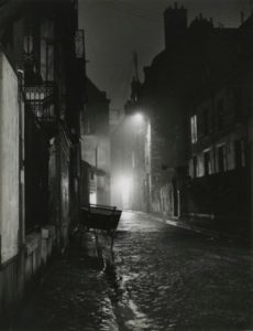 Rue pavée la nuit à Paris par Sabine Weiss