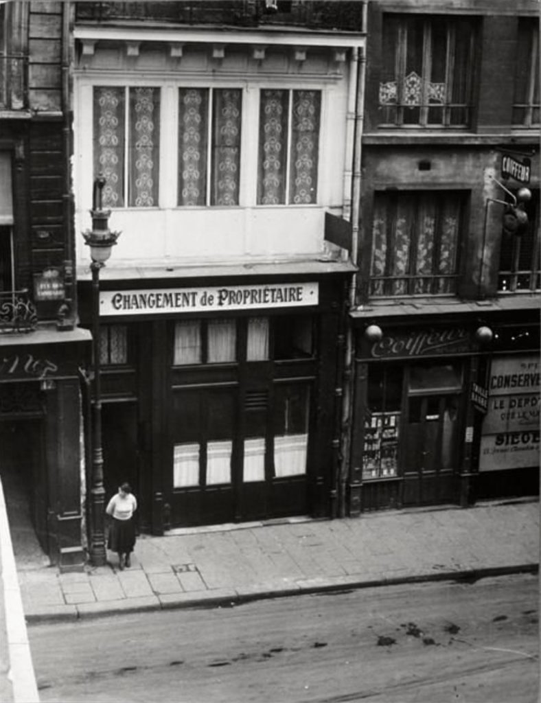 Brassaï - Changement de propriétaire d’une maison close rue des Lombards à Paris (1932)