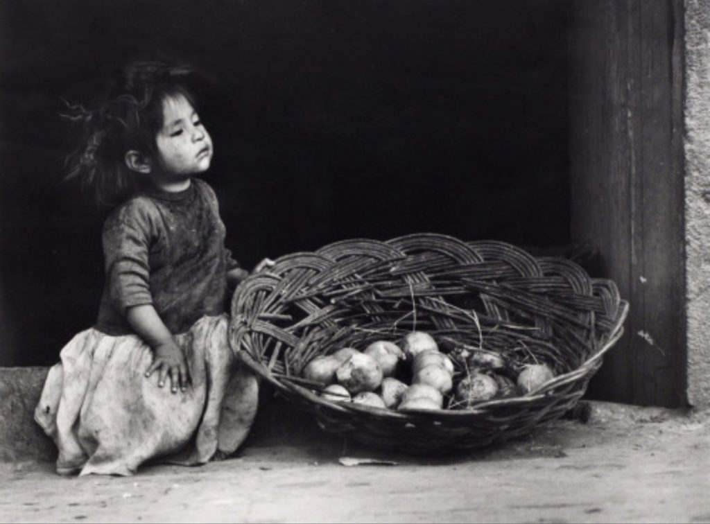 Jeune fille à la corbeille de fruits, Pérou  photo de Georg Oddner