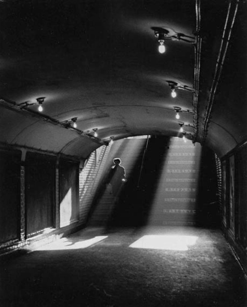 Couloir du métro par Sabine Weiss
