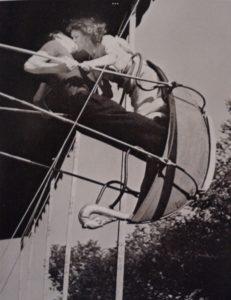 Le baiser de la fête foraine, Bd Saint-Jacques à Paris par Brassaï