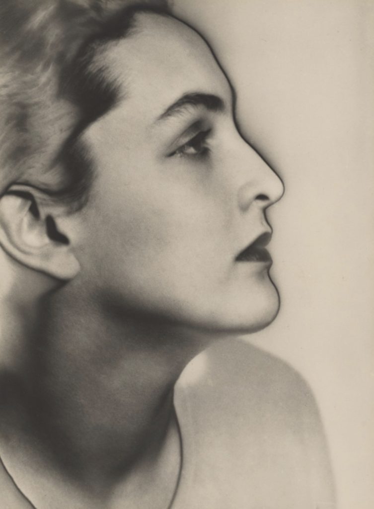 Portrait de Meret Oppenheim par Man Ray
