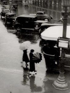 Rue de Rivoli sous la pluie, photo de Brassaï