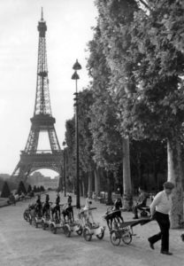 La cavalerie du Champs de Mars, photo de Robert Doisneau