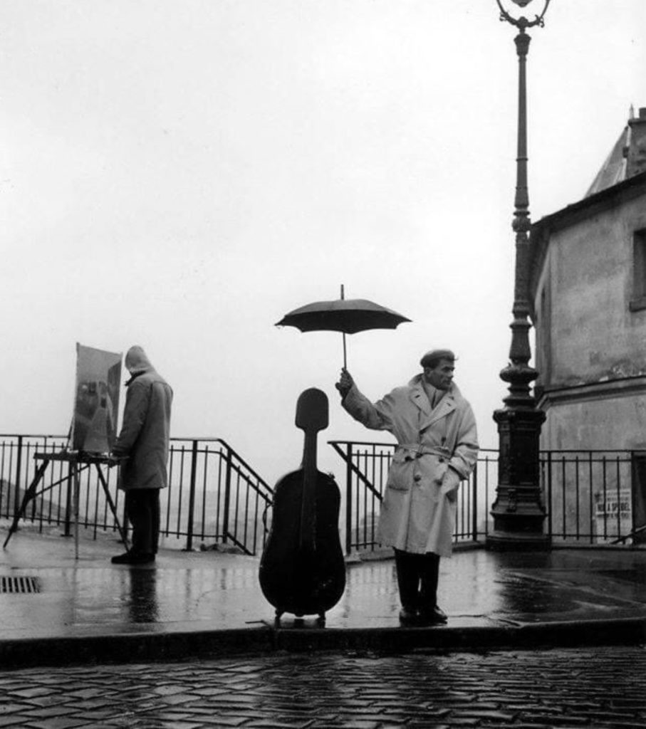 Le violoncelle sous la pluie, Montmartre, Paris, photo de Robert Doisneau