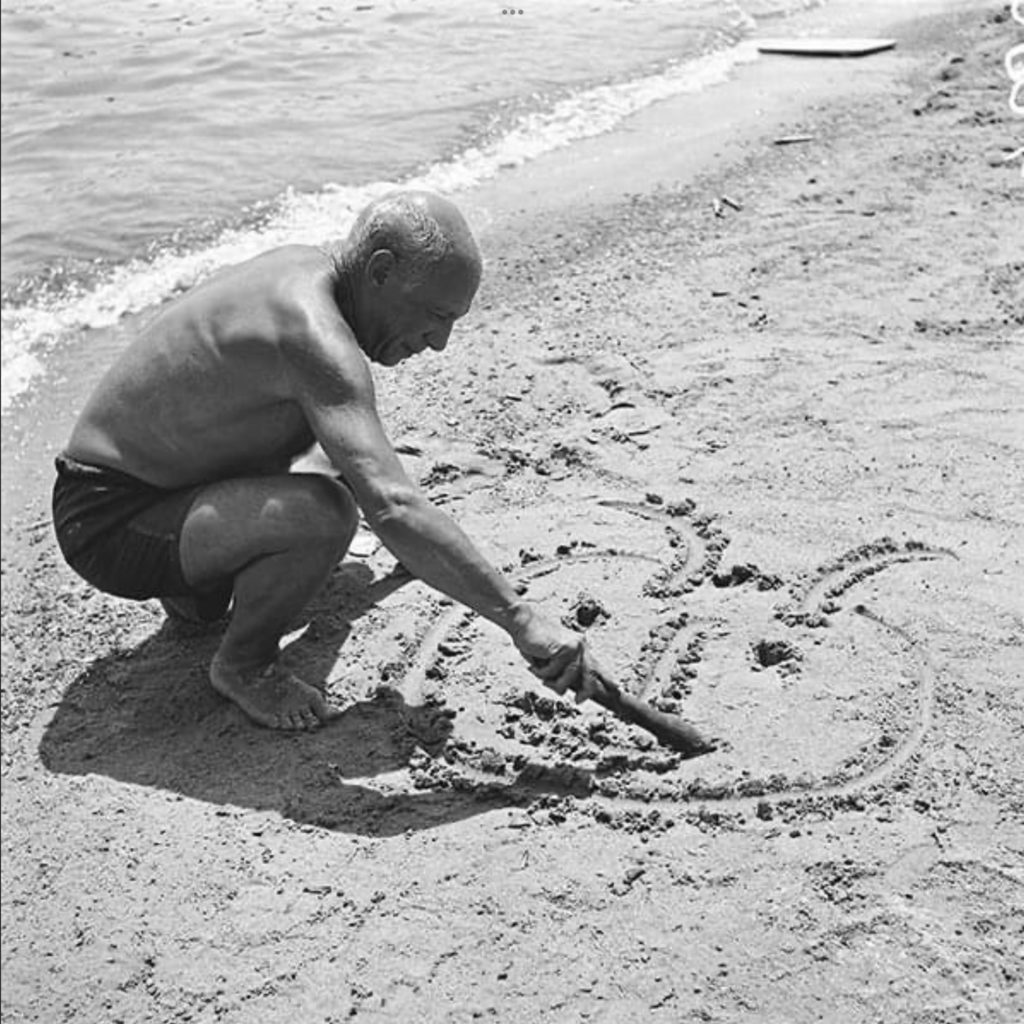 Pablo Picasso photographié par Willy Rizzo sur la plage de Juan-les-Pins