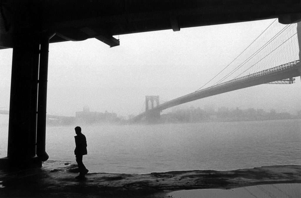 Ferdinando Scianna - Manhattan Bridge et Brooklyn Bridge dans le brouillard. East River (1986)