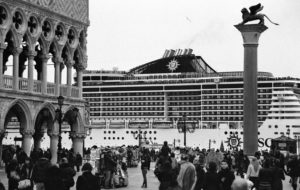 Bateaux de croisière à Venise, Photo de Gianni Berengo Gardin