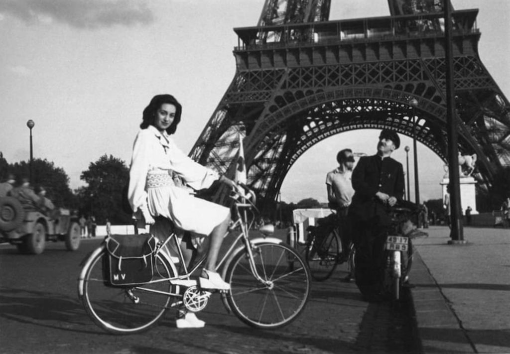 Fille à bicyclette devant la Tour Eiffel par Lee Miller 