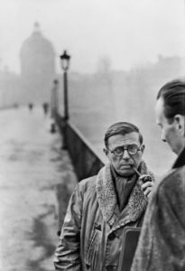 Jean-Paul Sartre sur le Pont des Arts p Paris par Henri Cartier-Bresson