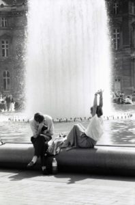Le Louvre à Paris par Elliott Erwitt