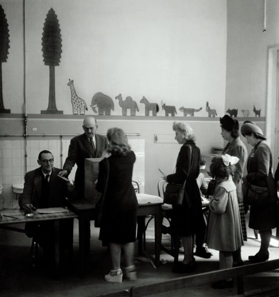 Premier vote des femmes, le 29 avril 1945 Photo de Robert Doisneau