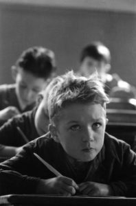 Le porte-plume, photo de Robert Doisneau