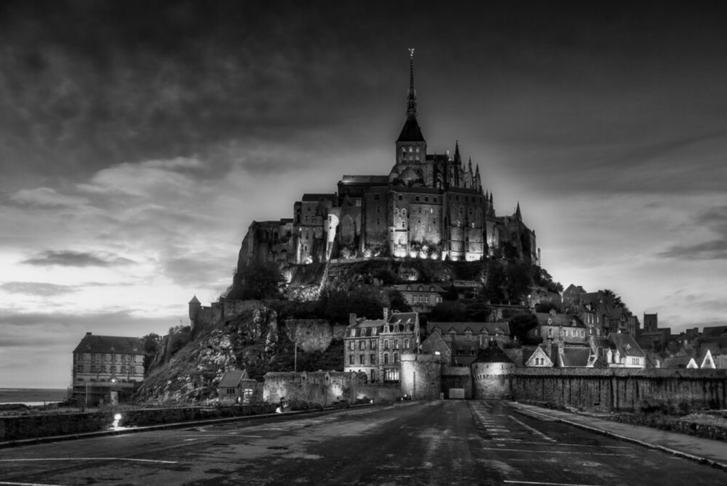 Le Mont Saint-Michel la nuit, photo de Serge Ramelli