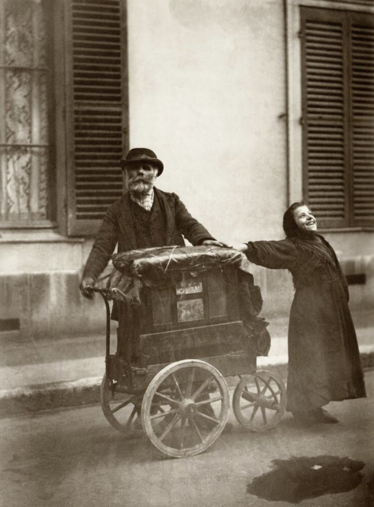 Joueur d’orgue à Paris, photo d’Eugène Atget