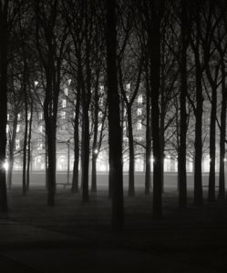 La Rue de Rivoli depuis le Jardin des Tuileries, photo d’Herbert List
