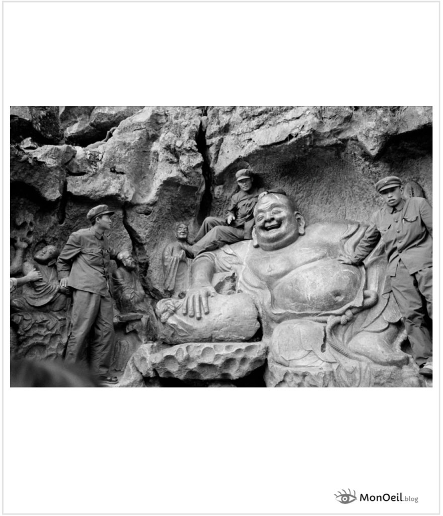 Soldats sur une sculpture de la Dynastie Yuan, Chine, photo d’Inge Morath