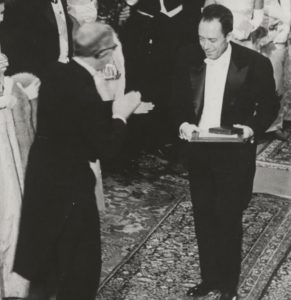 Albert Camus recevant son Prix Nobel