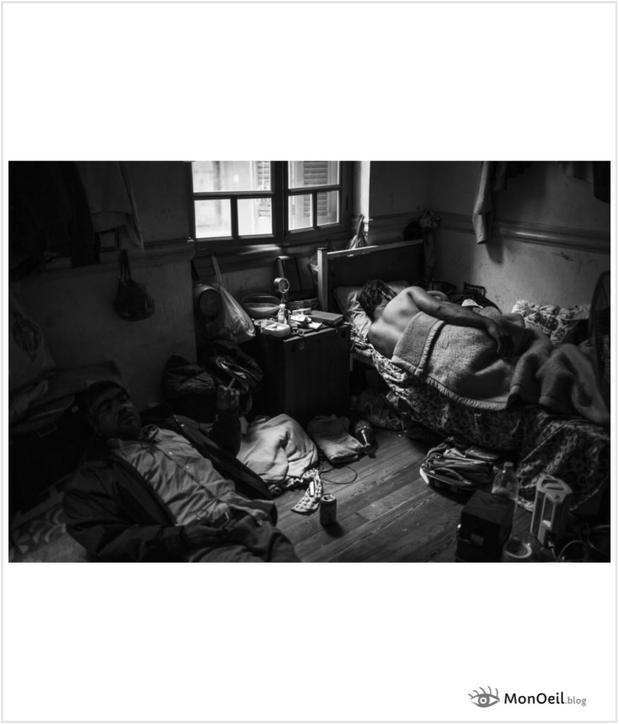 Athènes, logement d’accueil de migrants en provenance du Bangladesh, photo Enri Canaj