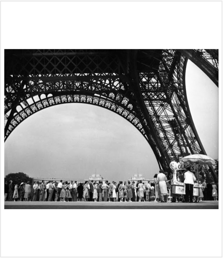 Touristes à la Tour Eiffel, photo de Robert Doisneau