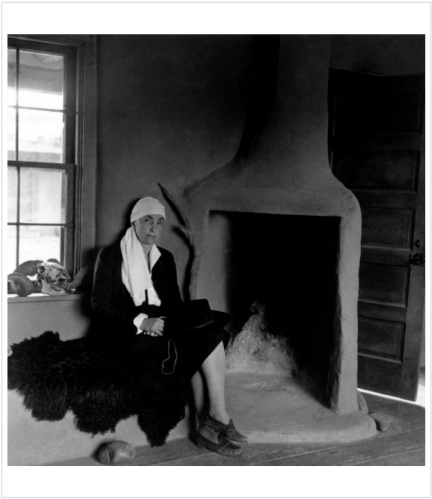 Georgia O’Keeffe dans son ranch au Nouveau Mexique (1948) Photo de Philippe Halsman