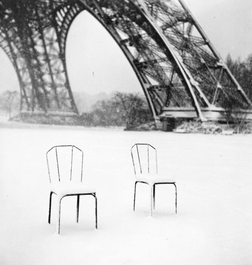 Chaises, Paris, photo de Sabine Weiss