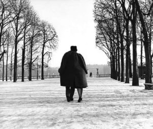 Couple dans les Jardins du Luxembourg, Paris, photo de René Maltête