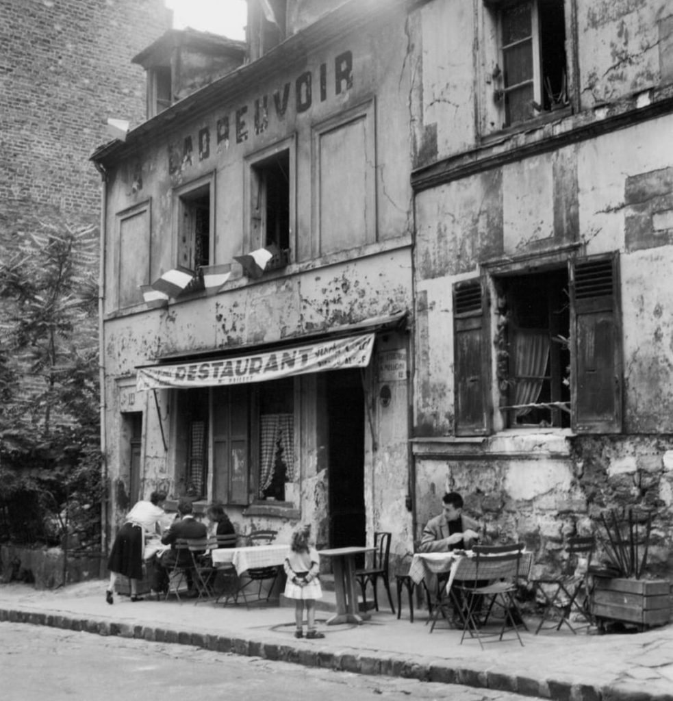 Restaurant rue de l’Abreuvoir à Montmartre, Paris (1950), photo Janine Niepce