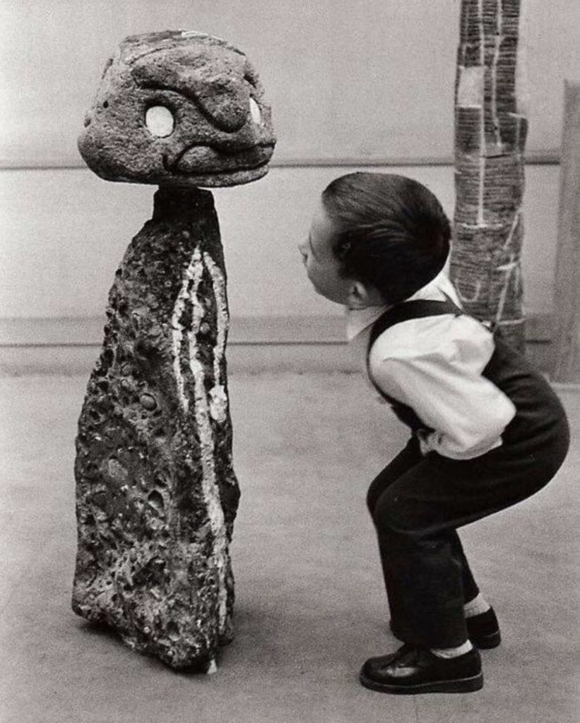 Petit garçon observant une œuvre de Joan Miró, photo de Sabine Weiss