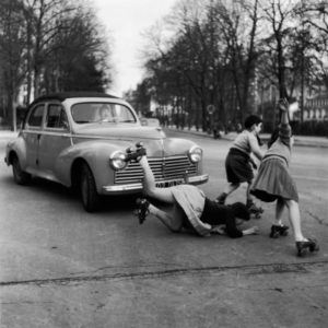 Patins à roulettes, Chaussée de La Muette, Paris, photo de Robert Doisneau