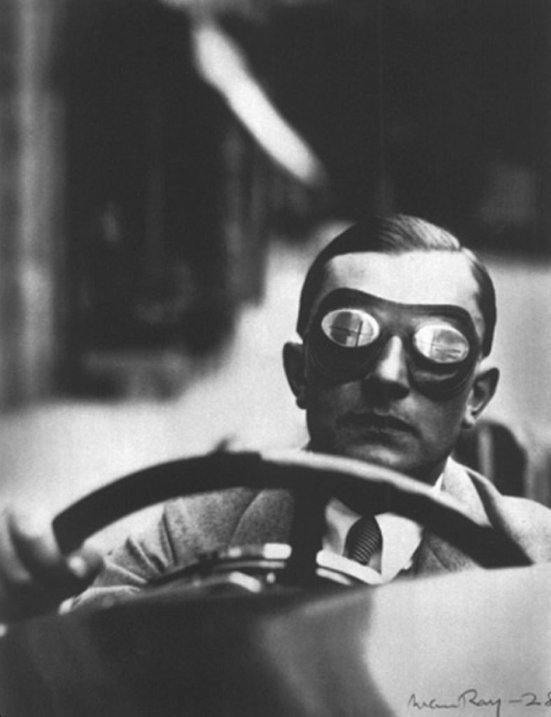 L’homme et la voiture, photo de Man Ray