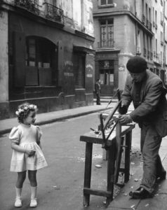 Le menuisier de la rue Saint-Louis en l’Isle, photo de Robert Doisneau