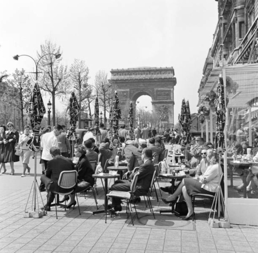 Terrasse de café sur les Champs-Élysées, Paris photo de Freddie Reed