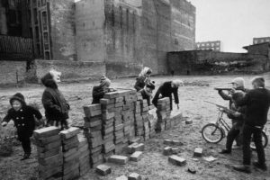 Enfants jouant à « construire le mur », Berlin Ouest (1962), photo de Raymond Depardon