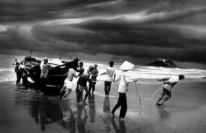 Tirant un bateau à terre - Vietnam, Photo de Sabastião Salgado