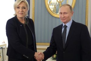 Le vrai visage de Le Pen se révèle souvent à l’étranger