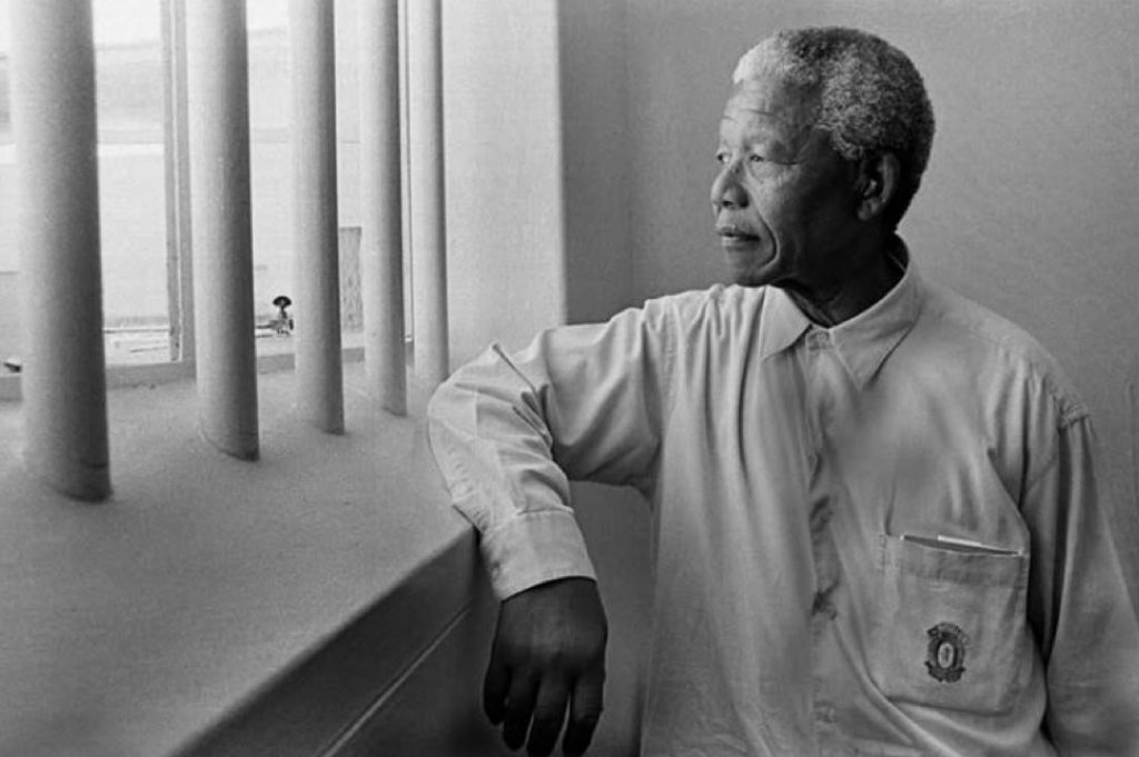 Nelson Mandela revisitant sa cellule de Robben Island (1994), photo de Jürgen Schadeberg